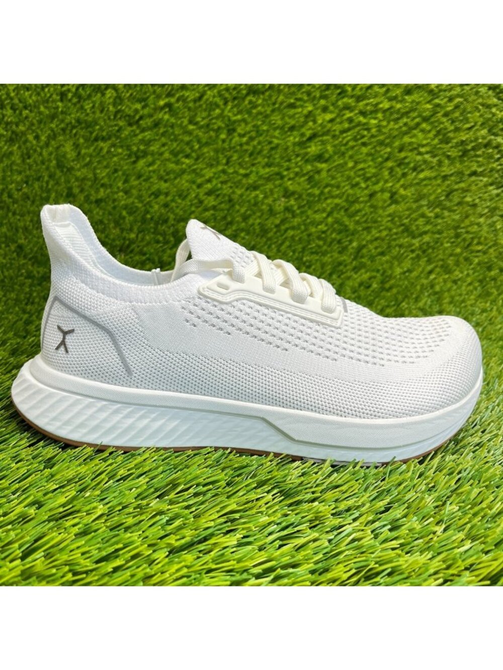 Flux Adapt Runner White Gum Womens Size 7 Running Athletic Walking Knit Shoes
